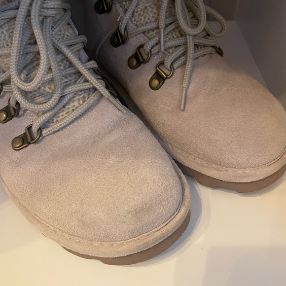 EUC women’s BearPaw ankle boots. Size 8 - Picture 10 of 16